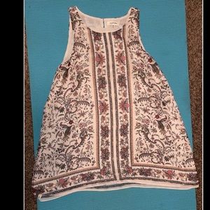 Tank top with flower patterns